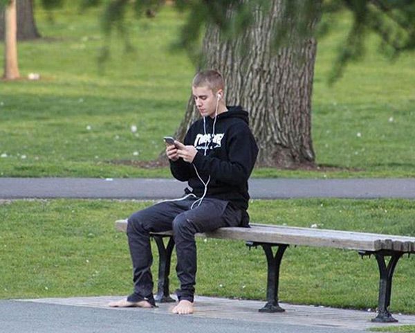 justin-bieber-barefoot-boston-park-1