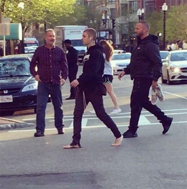 justin-bieber-barefoot-boston-park-3