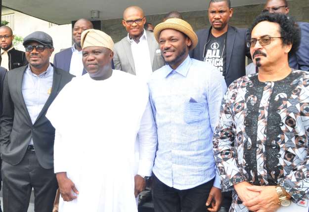2Baba-poses-with-the-Governor-and-other-AFRIMA-delegates