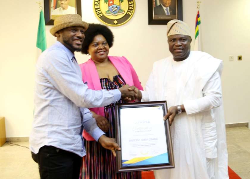 2Baba-receiving-the-AFRIMA-certificate-of-Appreciation-from-the-governor-of-Lagos-state