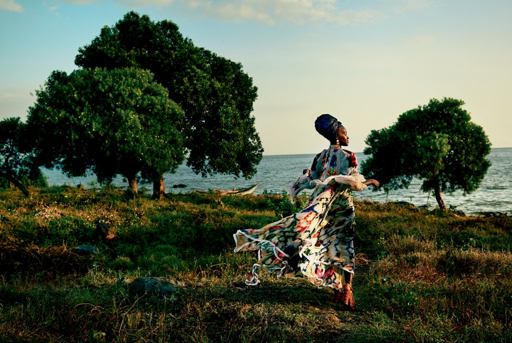 lupita-wears-olowu-silk-coat-skirt-cult-gaia-turban