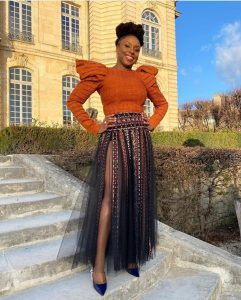 Chimamanda Ngozi Adiche rocks high slit skirt