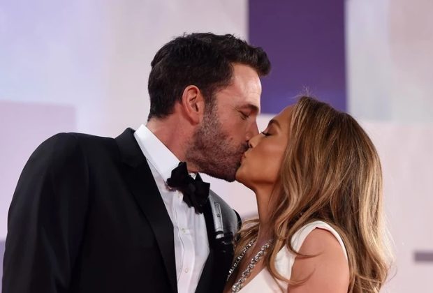 Jennifer Lopez honeymoons with hubby Ben Affleck in Paris