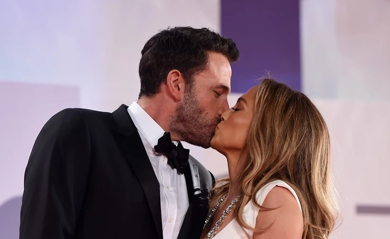 Jennifer Lopez honeymoons with hubby Ben Affleck in Paris