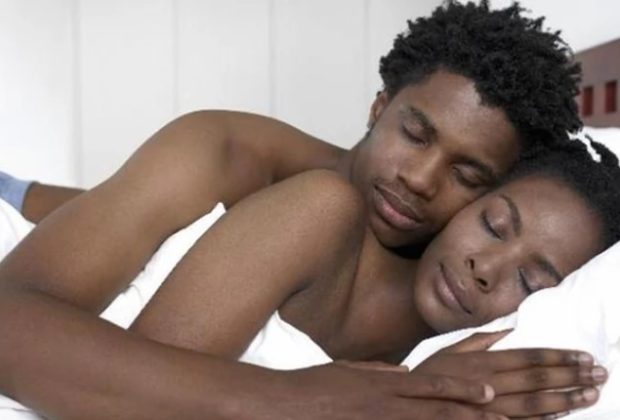 5 reasons why sleeping naked must be a routine